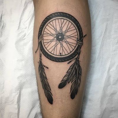  Tatouage attrape rêve noir et gris sur le mollet